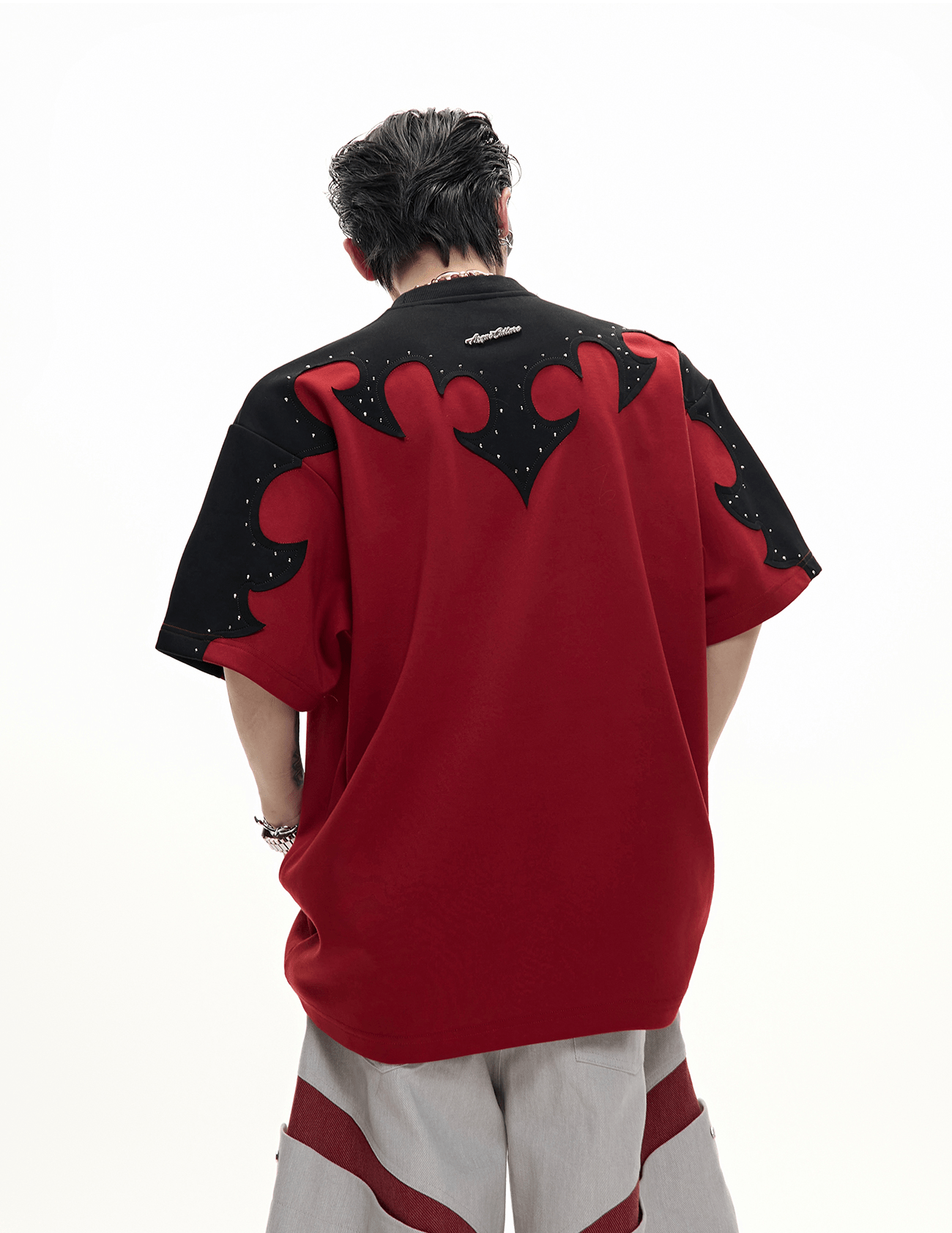 Schweres Oversize-T-Shirt mit Nietendetails und Rückenstickerei Zweitbild