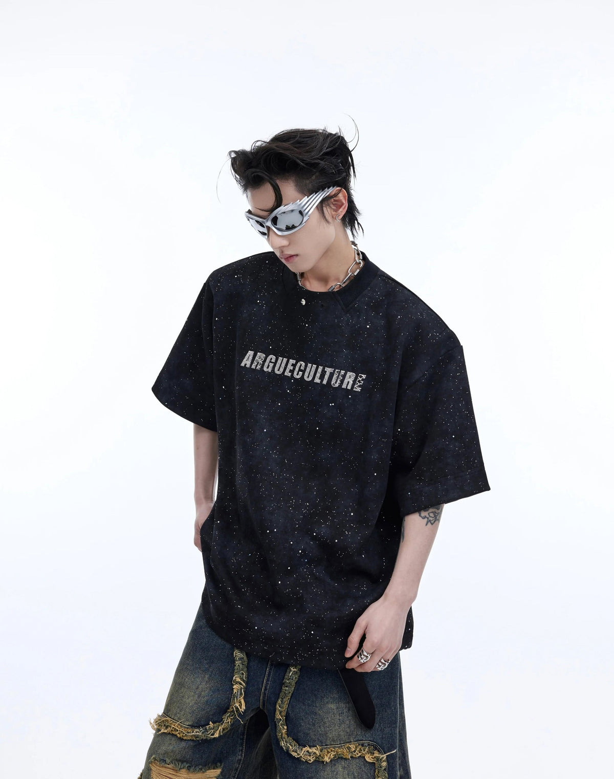 Shimmer Graphic Padded-Shoulder T-Shirt — Black — styling view 1 메인 이미지