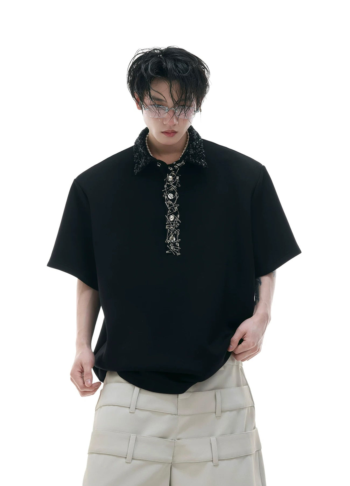 Sequin Square-Collar Pin-Detail Polo Shirt — Black - T-Shirt — styling view 1 메인 이미지
