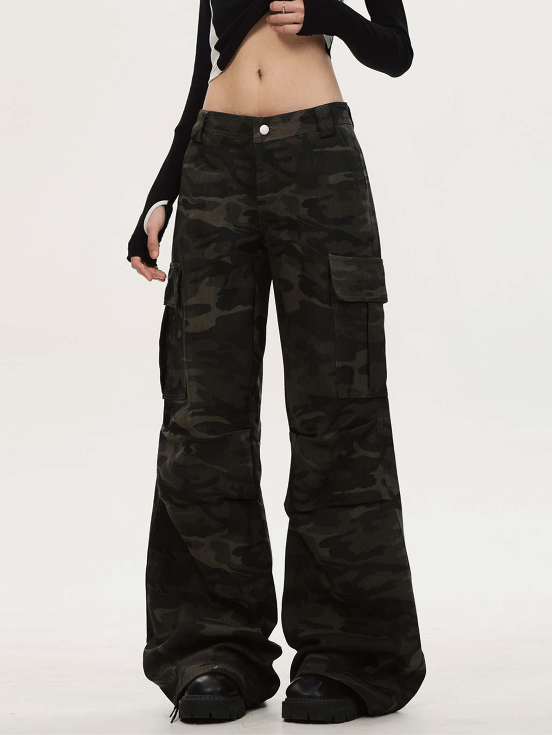 Ausgestellte Cargohose mit Camouflage-Muster Zweitbild