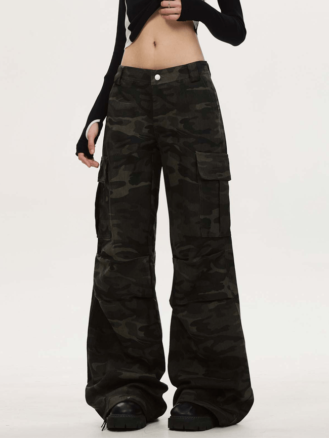 Ausgestellte Cargohose mit Camouflage-Muster Main Image