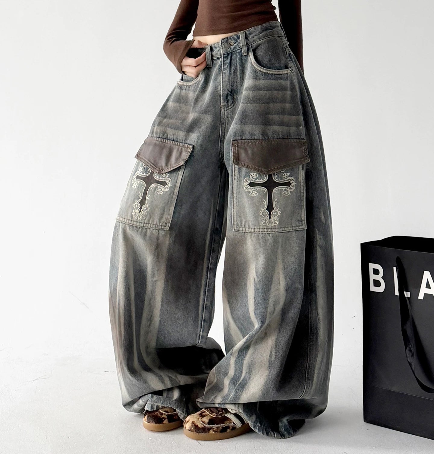 Cross-Motif Flap-Pocket Jeans Secondary image