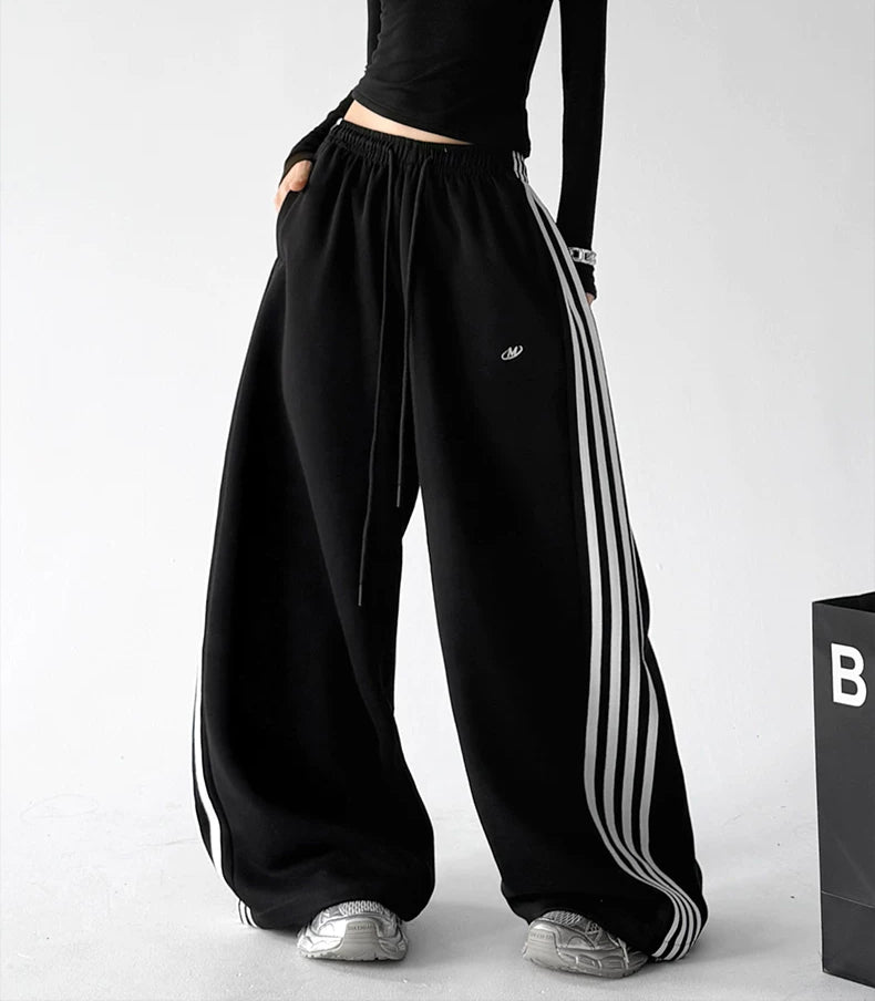 Black side-stripe wide-leg pants angled front - CT260 메인 이미지
