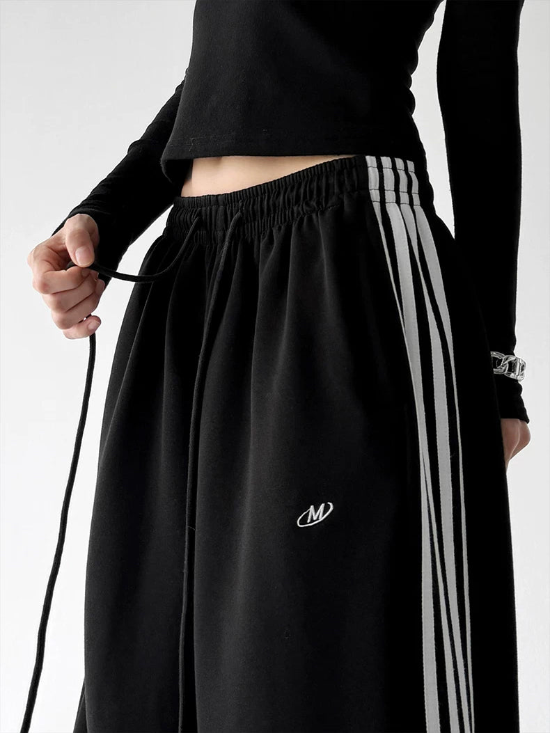 Black side-stripe wide-leg pants waist detail - CT260