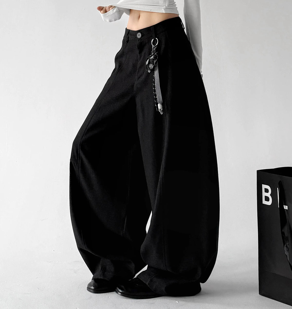 Black pants side