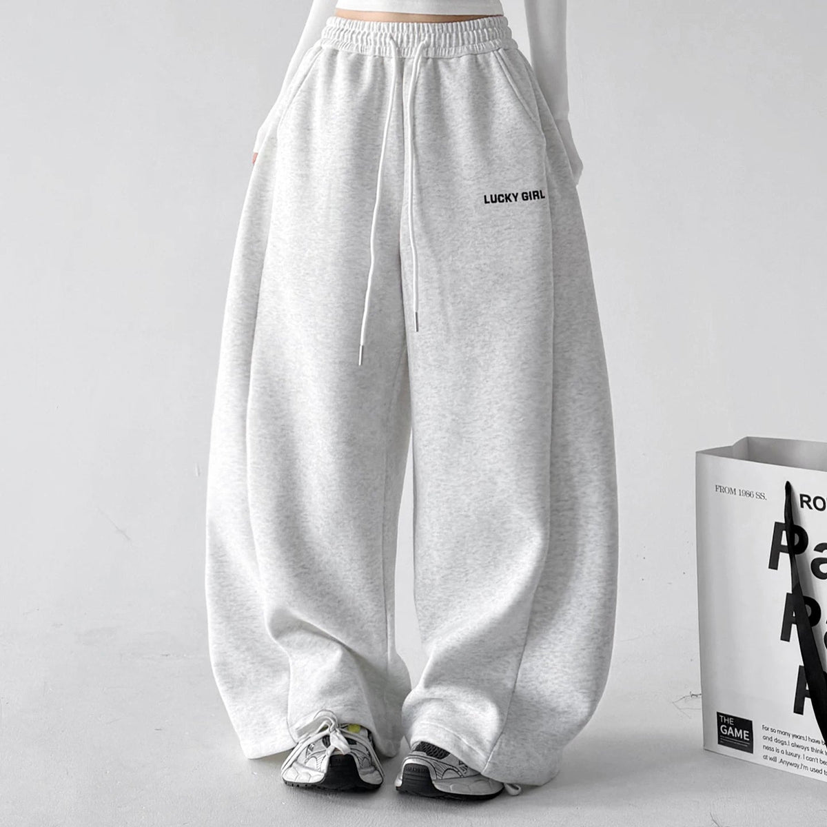 ct66252 letter print wide leg sweatpants white gray front 05 focus v2 Hauptbild