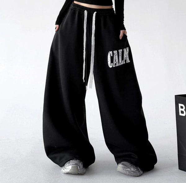 ct66263 collegiate letter wide leg sweatpants black front hands 04 focus v2