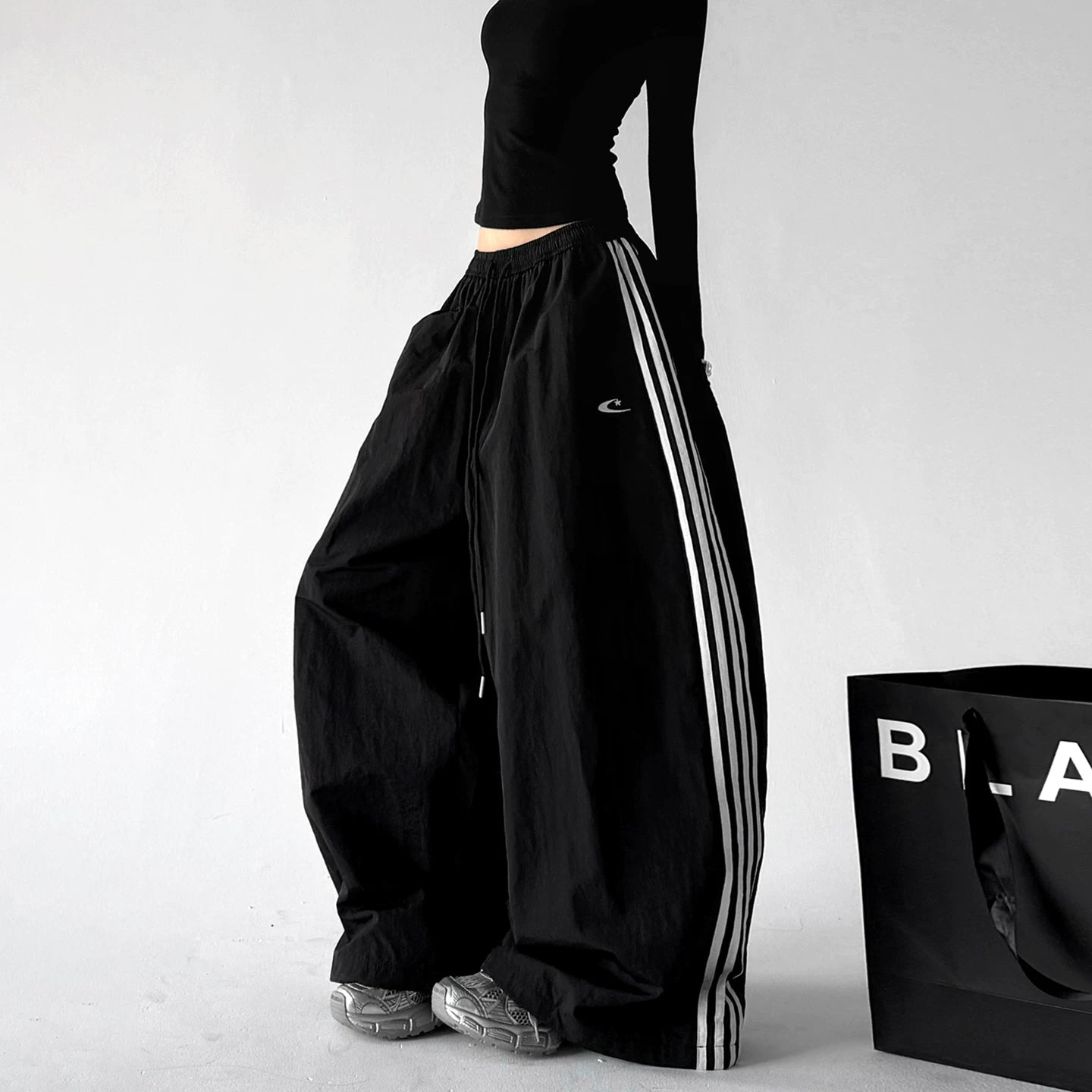 Fleece-Lined Triple-Stripe Wide-Leg Pants 서브 이미지