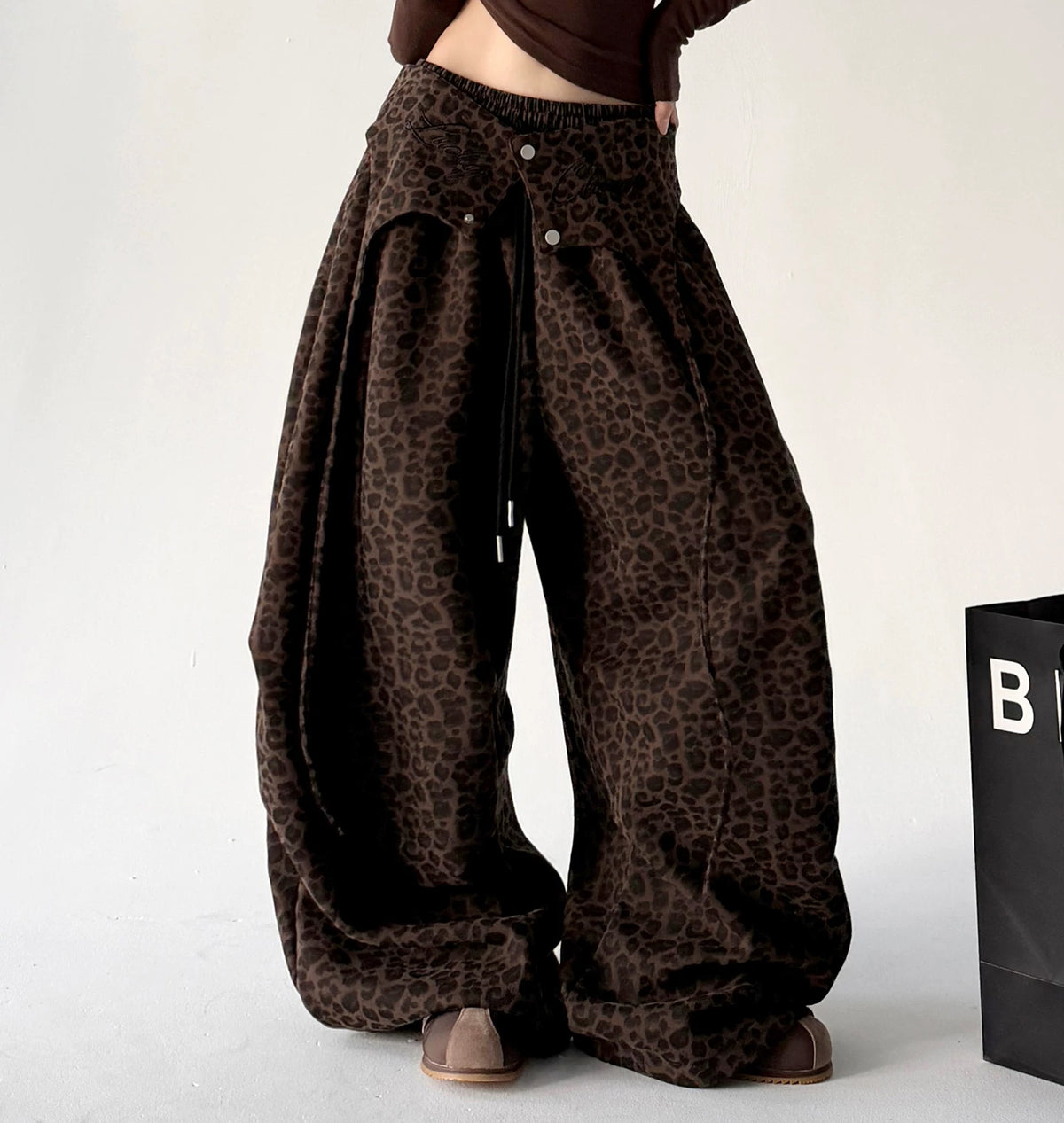 Khaki leopard-print wide-leg pants front hands - CT66311