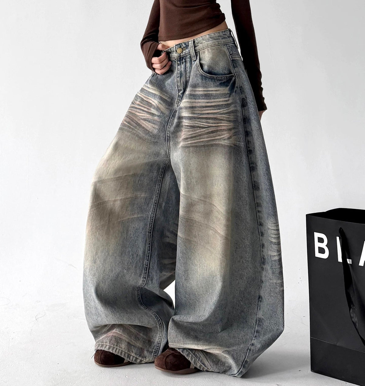 Gewaschene Wide-Leg-Jeans mit Whisker-Effekt