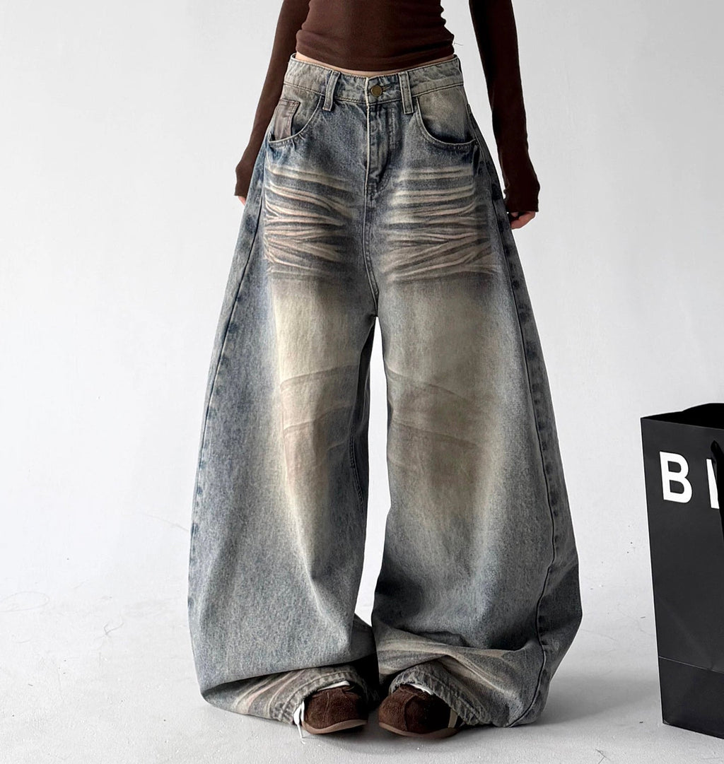 Gewaschene Wide-Leg-Jeans mit Whisker-Effekt