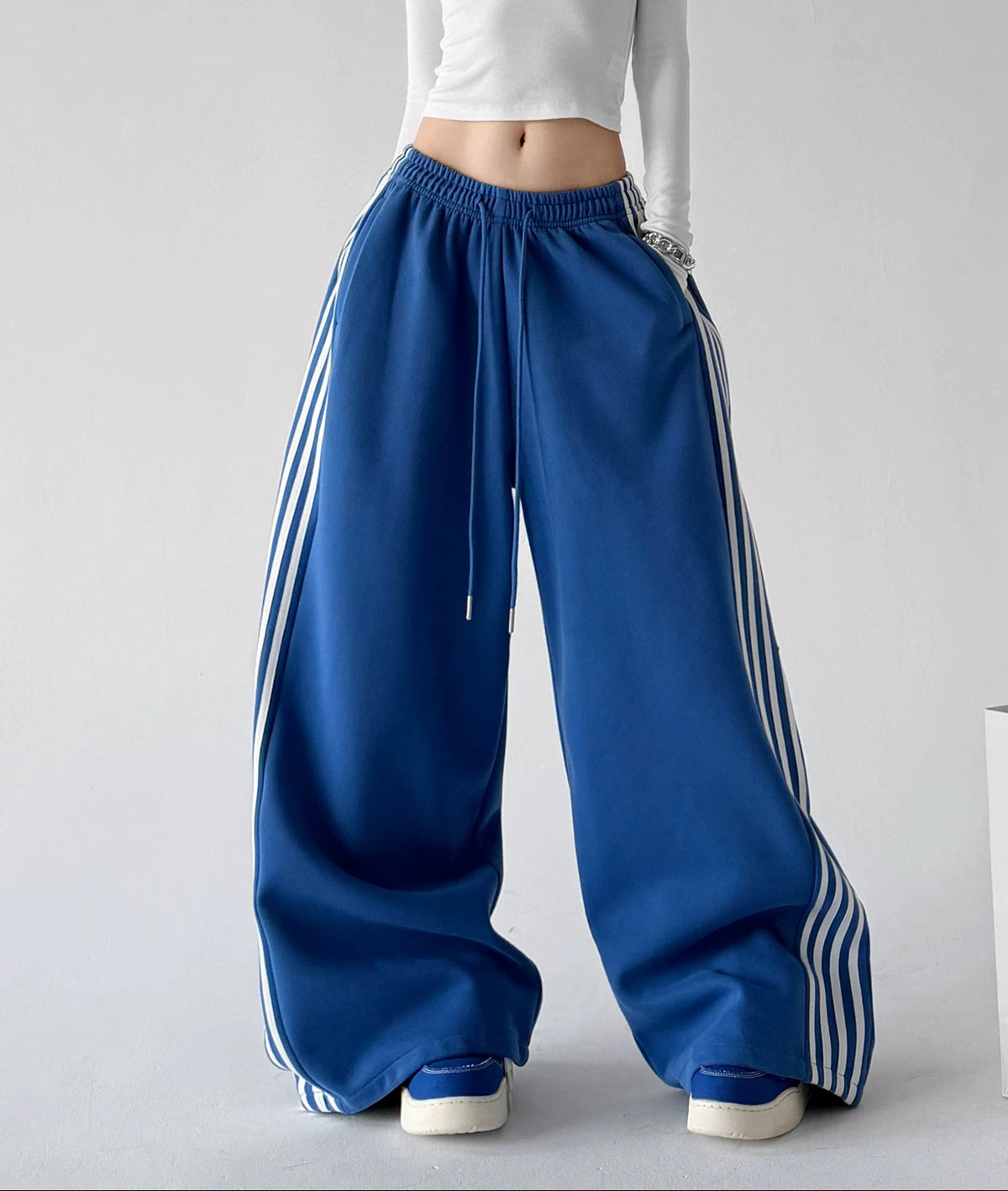 Blue wide leg pants, front view 메인 이미지