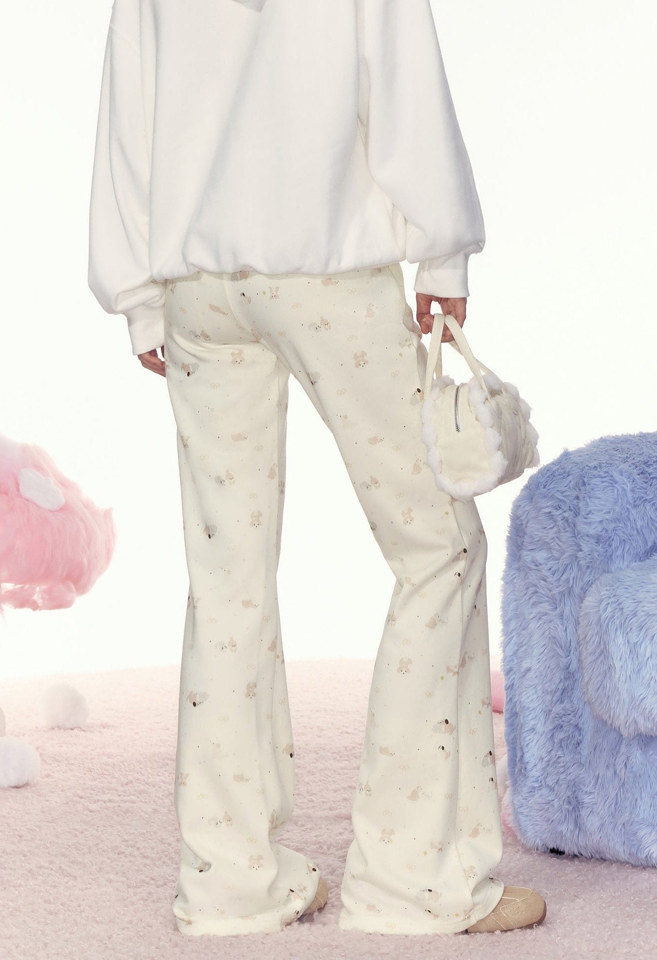 Schmal geschnittene Jogginghose mit Hunde-Graffiti-Motiv Zweitbild