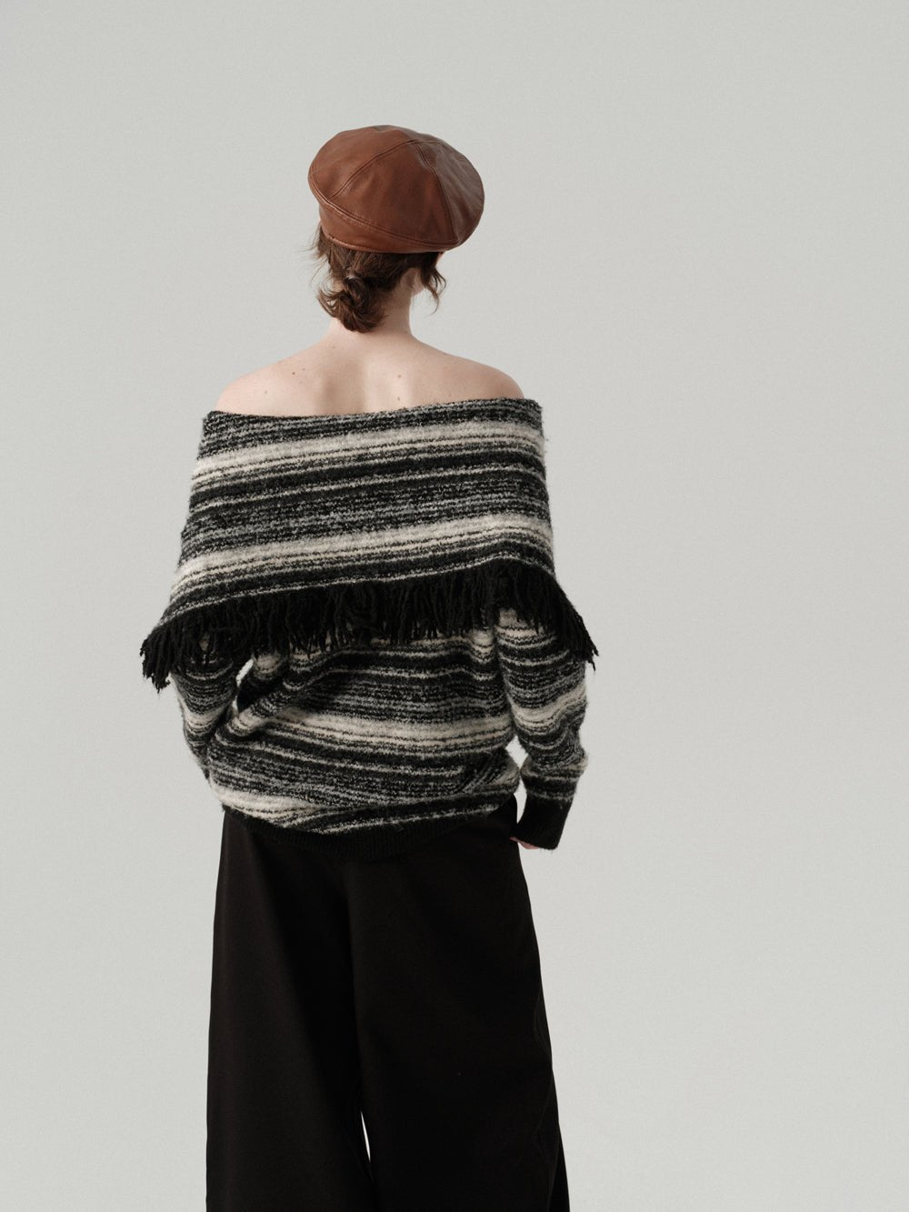 Schulterfreier Pullover mit Streifen und Fransen Zweitbild