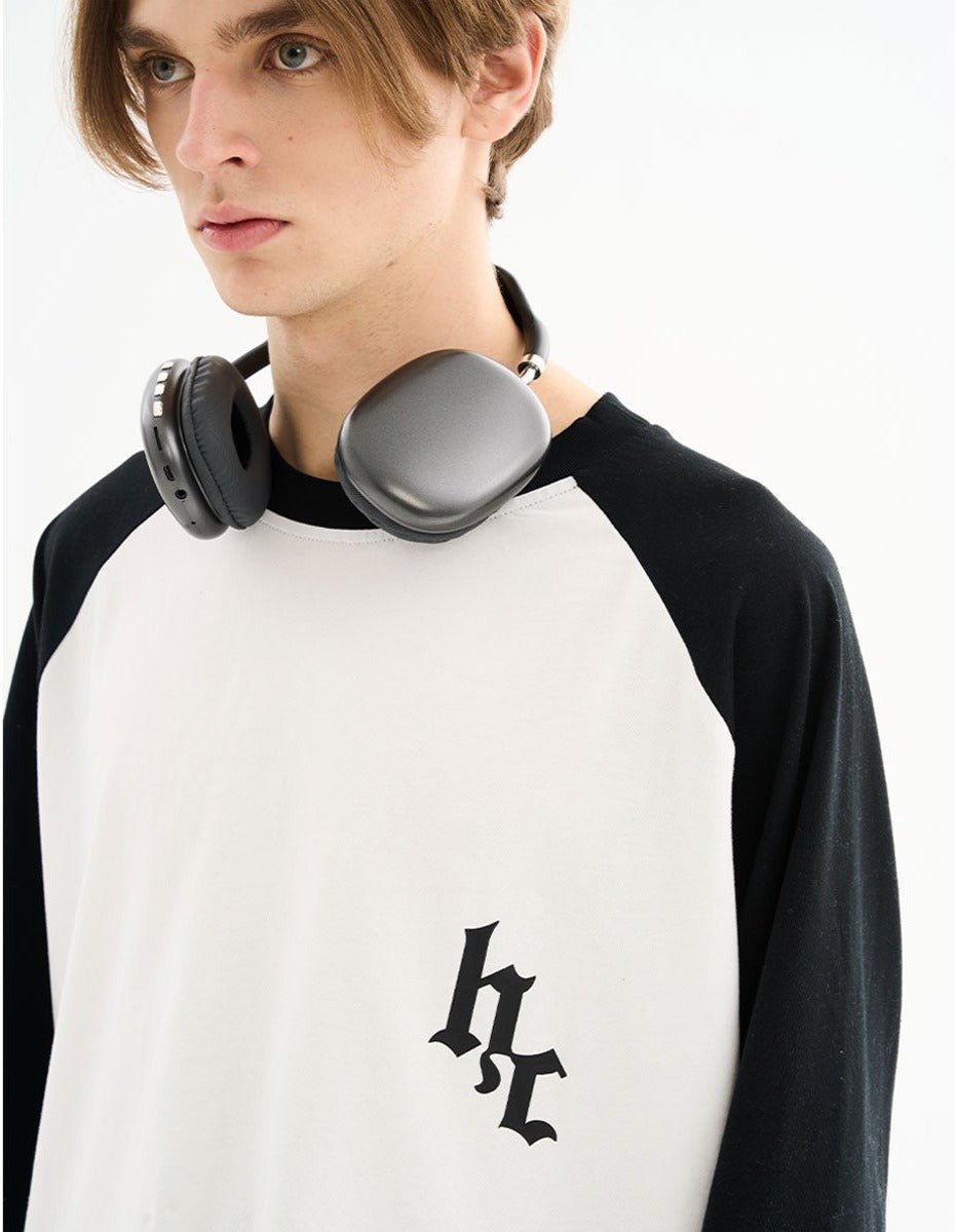 Gothic Letter Logo Langarm-T-Shirt mit überschnittener Schulter Zweitbild