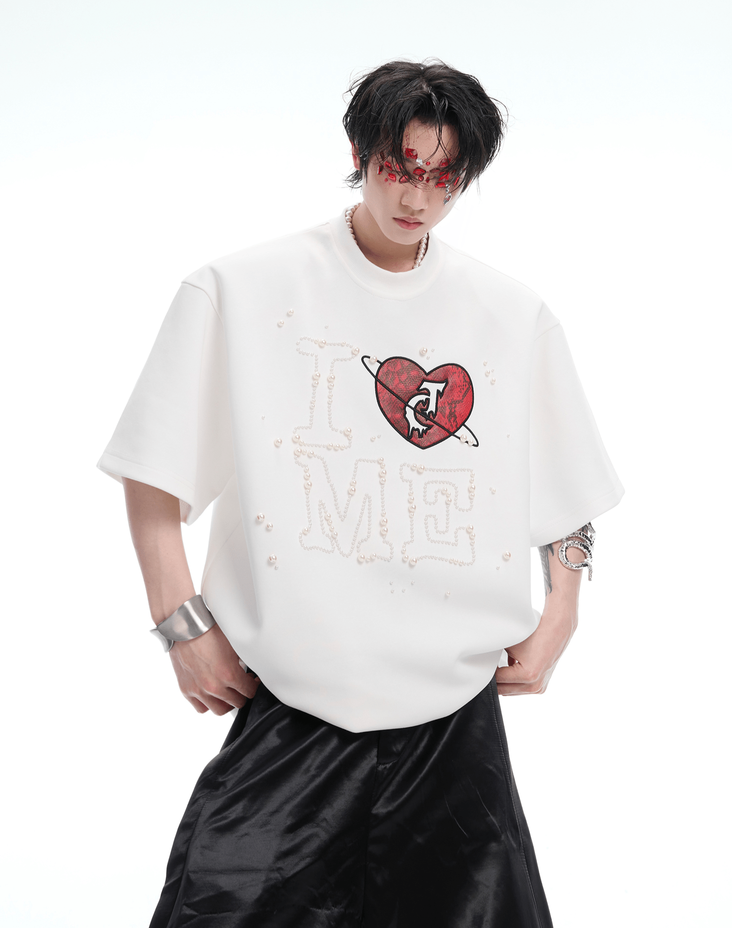 Handgenähtes Oversize-T-Shirt mit Perlenverzierung Zweitbild