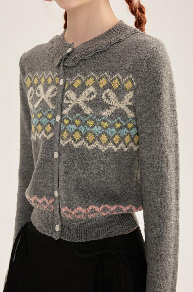 Strickjacke mit Rüschenbesatz und Schleifenmuster Zweitbild