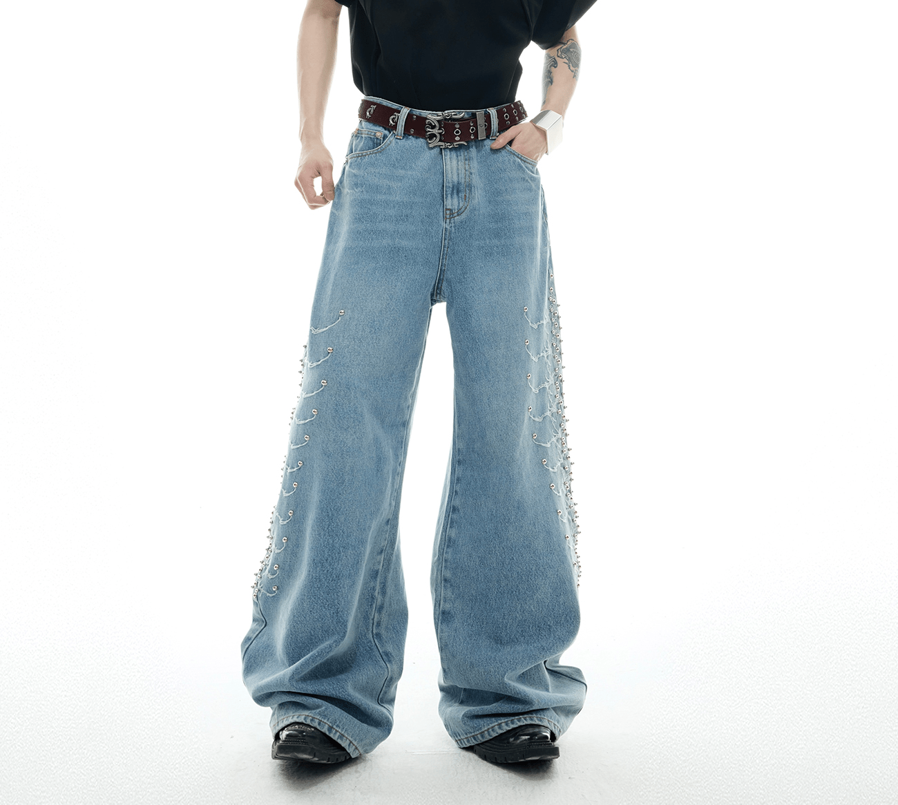 Weite Jeans mit verwaschenem Bein und bestickten Rückennieten Zweitbild