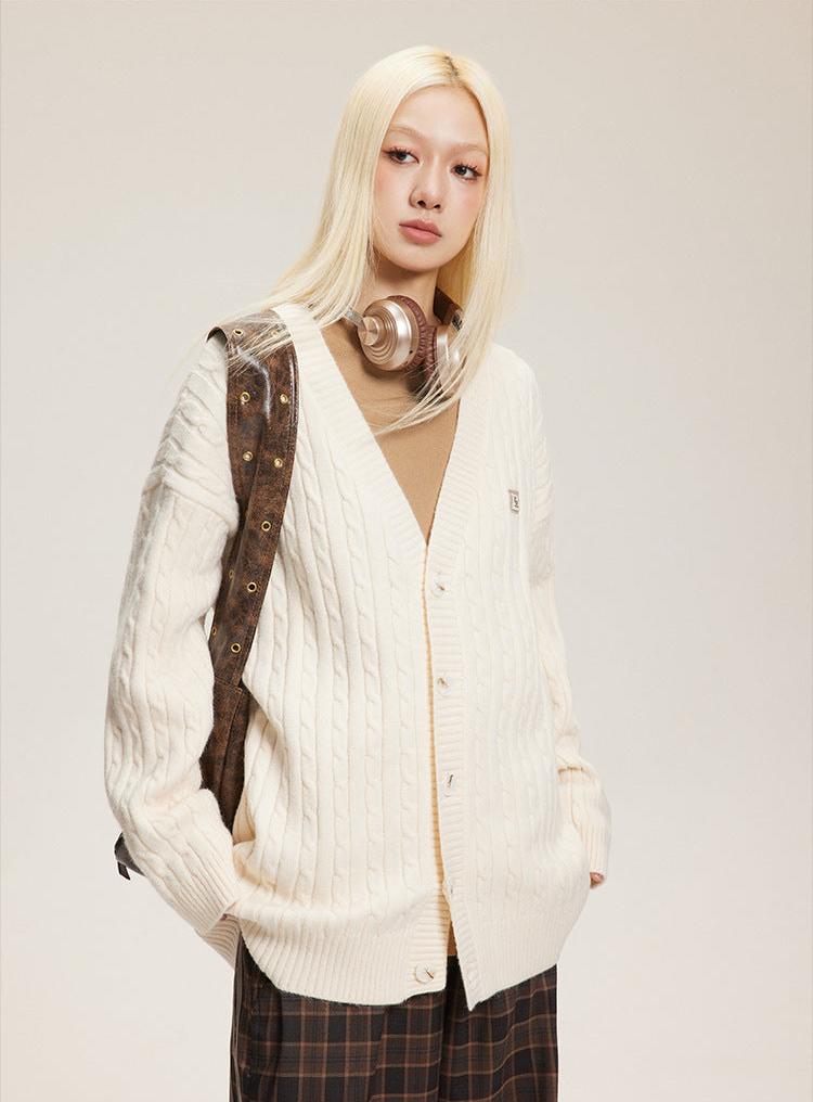 V - Neck Cable Knit Button - Up Cardigan - COPPING THREADS - CATTEE Hauptbild