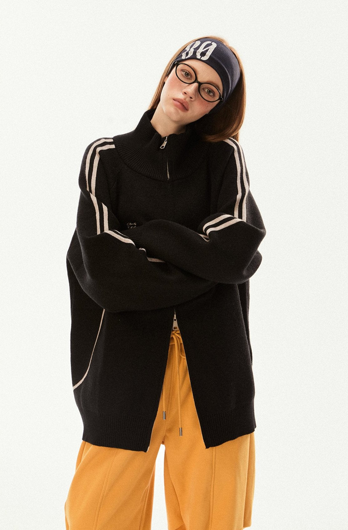 Vintage Strickjacke mit hohem Halsausschnitt und doppeltem Reißverschluss und gestreiften Ärmeln Zweitbild