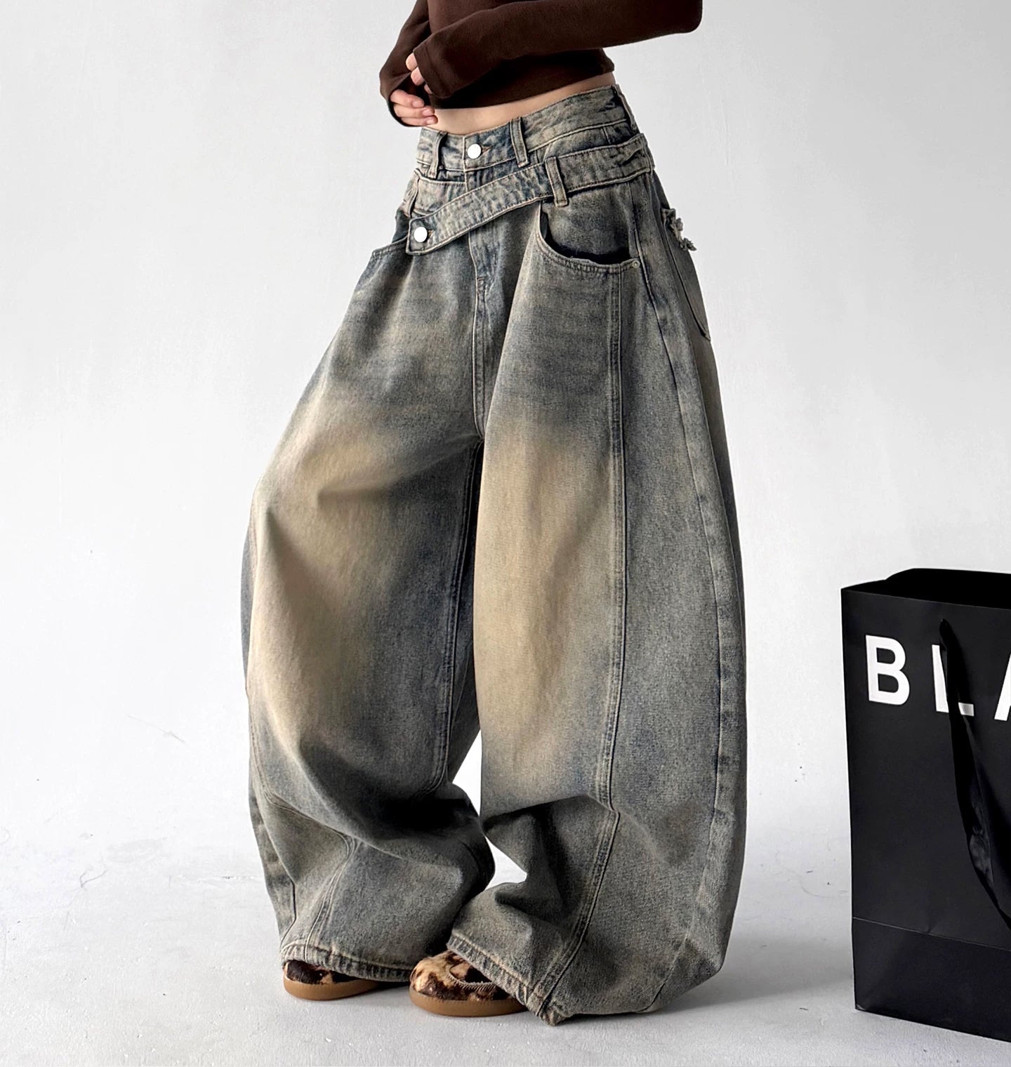 Washed Curved-Leg Wide-Leg Jeans Secondary image