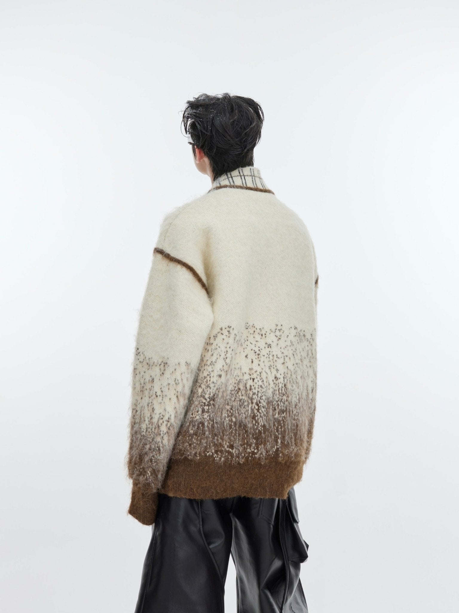 ArguE Culture – Pullover mit V-Ausschnitt und gepunktetem Farbverlauf Zweitbild